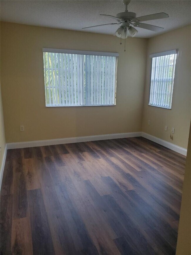 Building Photo - 7940 N Nob Hill Rd