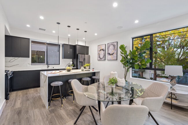 Building Photo - 18303 Oakbury Cir