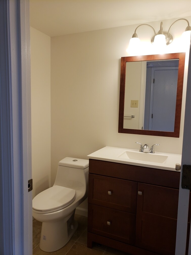 2nd Upstairs Bath - 27 Park Charles Boulevard South