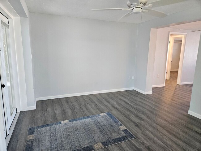 Building Photo - Annual Unfurnished 3 Bedroom 2 Bathroom Si...