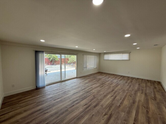 Building Photo - 7 Bed House in Prime Location, Steps to Ca...