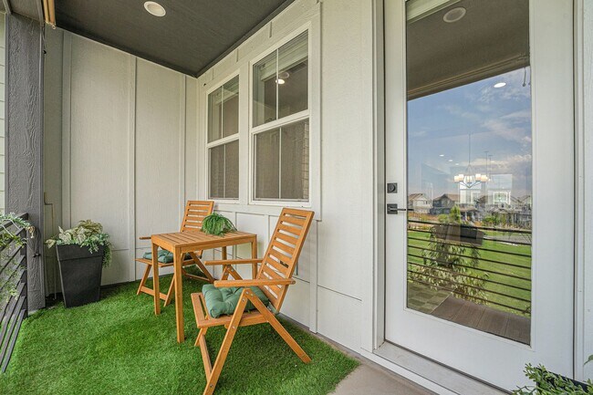 Building Photo - Stylish Town Home In Desirable Thornton Ne...