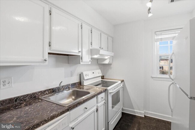 Building Photo - 1305 S Walter Reed Dr