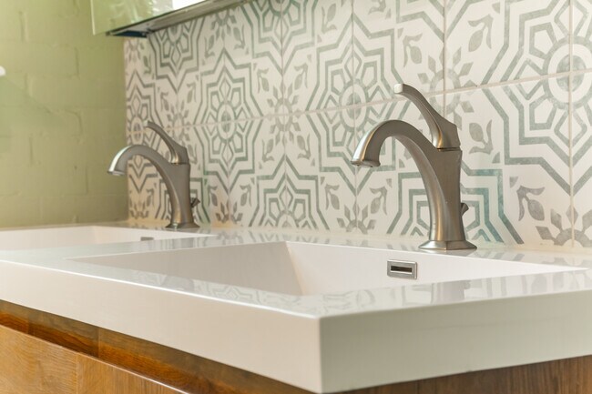 Building Photo - 333 Mathews Ave NE