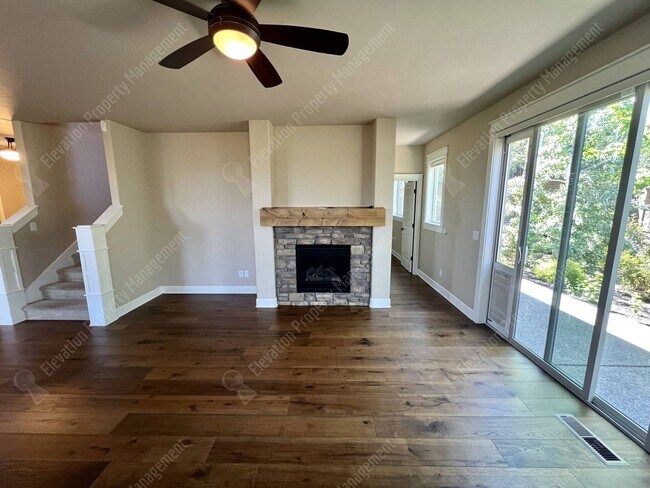 Building Photo - 4 BR - 2.5 BA Luxury Golf Course Living on...