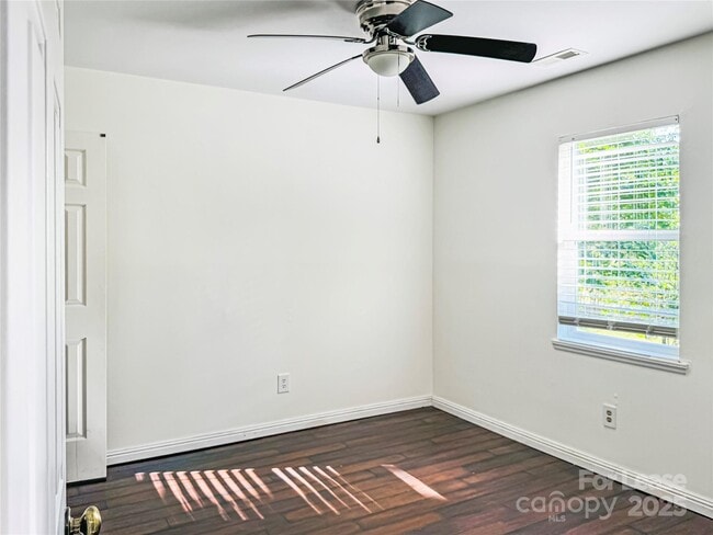 Building Photo - 8509 Golf Ridge Dr