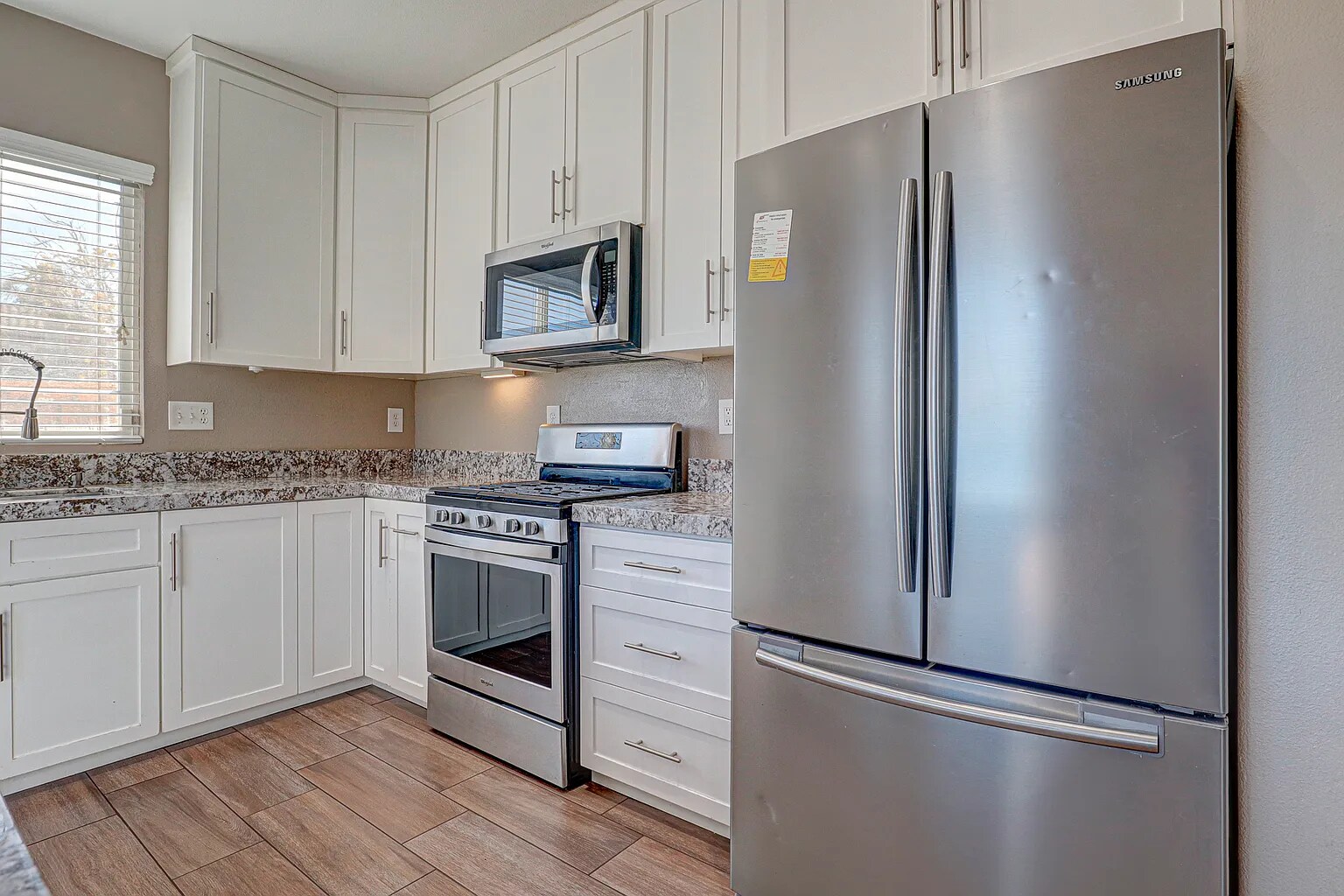 Building Photo - 725 Vista Santo Thomas