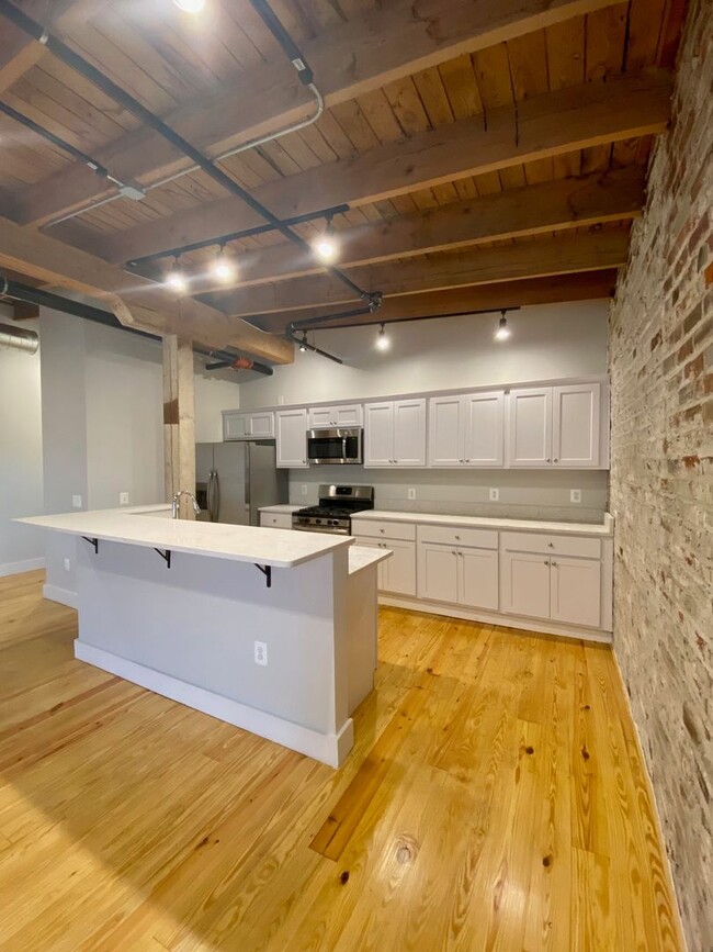 Building Photo - Immaculate 2 Bed in Renovated Industrial W...