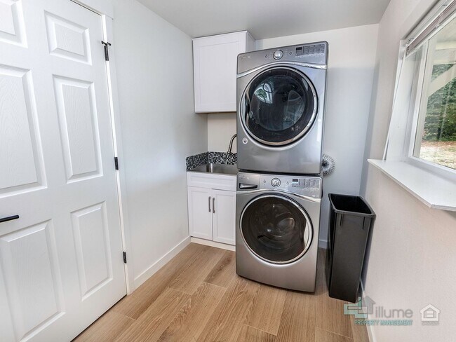 Building Photo - Beautifully Renovated furnished 3-Bedroom ...