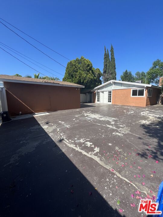 Building Photo - 8227 Lindley Ave