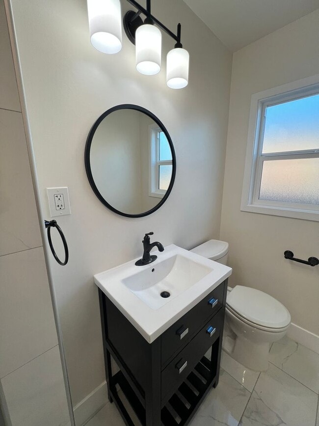 Building Photo - Beautifully Maintained 3 bedroom home