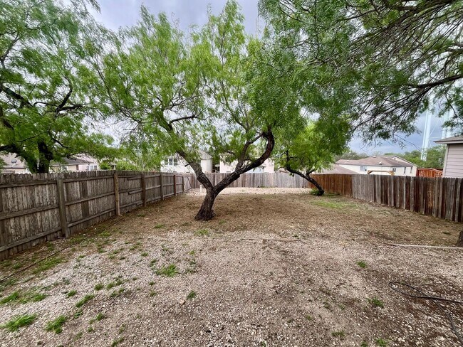 Building Photo - Large 4 bedroom/2.5 bath conveniently located to Lackland AFB! Move-in Ready!