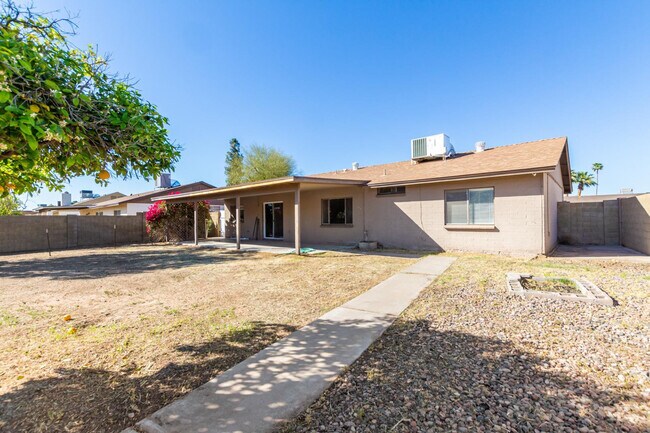 Building Photo - 2113 N Los Altos Dr