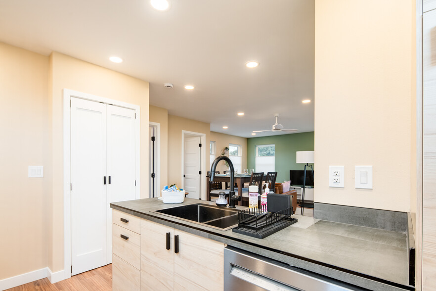 Building Photo - 4877 Beach Ct