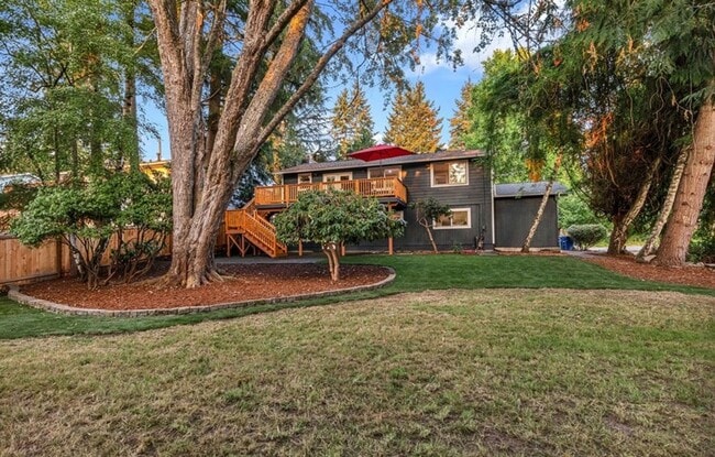 Building Photo - 4 Bed and 2 Bath Beautiful Bellevue Single...