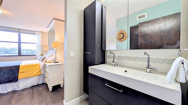Building Photo - 2767 Carambola Cir S