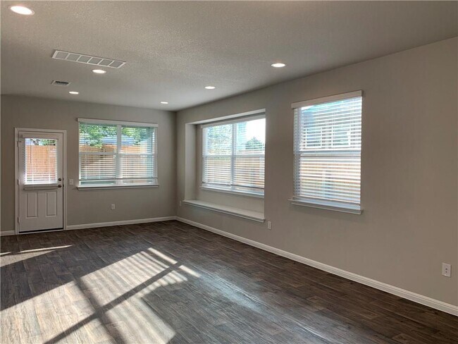 Building Photo - 1308 Anhalt Dr