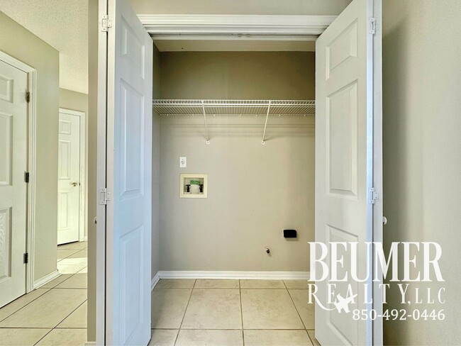 Building Photo - Charming 3br 2 bath Located 4 miles from NAS Back Gate