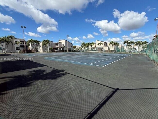 Building Photo - 10231 Fontainebleau Blvd