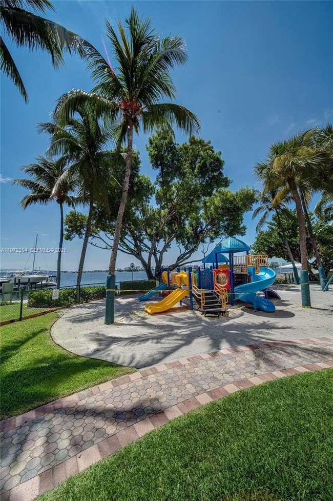 Building Photo - 1865 Brickell Ave