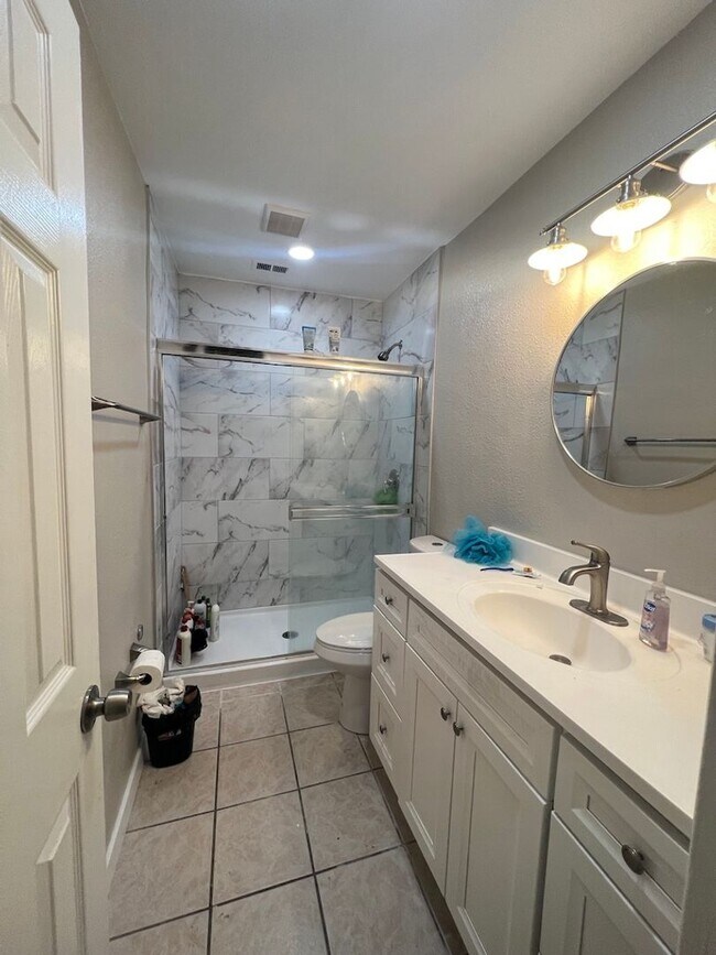 Building Photo - 6 Bedroom 3 Bathroom House on Corner lot- LARGE ROOMS