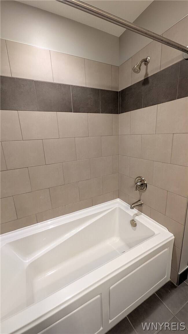 Building Photo - 149 Swan St