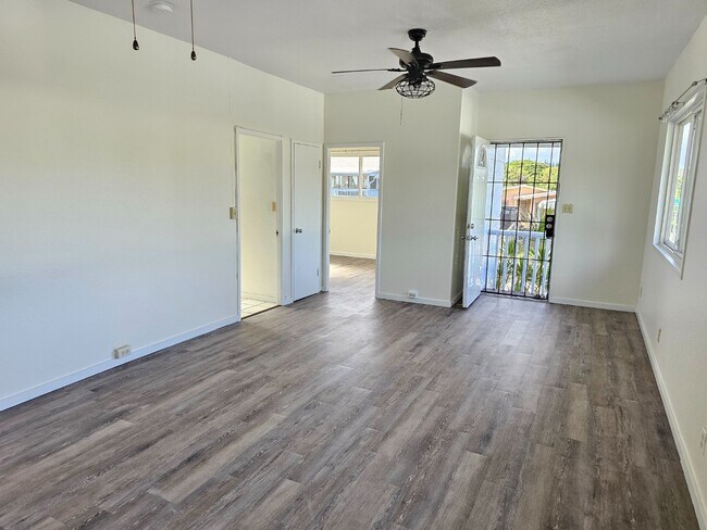 Building Photo - 3 Bed / 2 Bath Single-Family Attached Home...