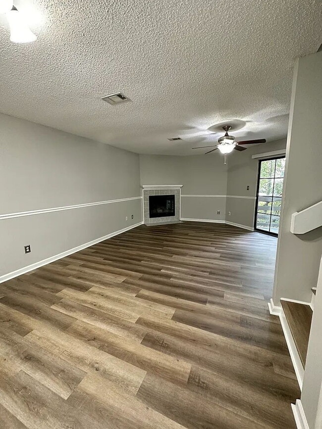 Building Photo - "Two story, 2 bedroom / 2.5 bathroom townhome near Hilaman Golf Course available for August move-...
