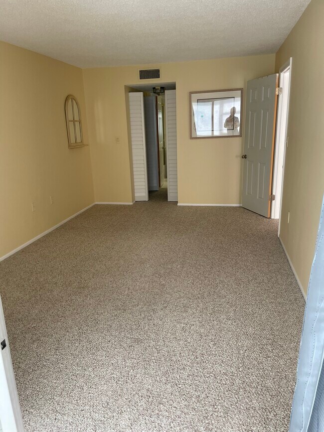 Building Photo - 4750 Cove Cir