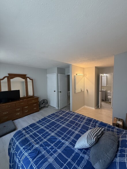 Primary Bedroom 1 of 2 - 2379 S Worthington Ln
