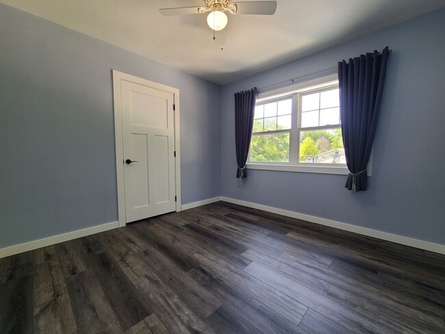 Building Photo - Three Bedroom, One Bath House in Benton Ha...