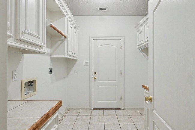 Building Photo - 3334 Hemingway Dr