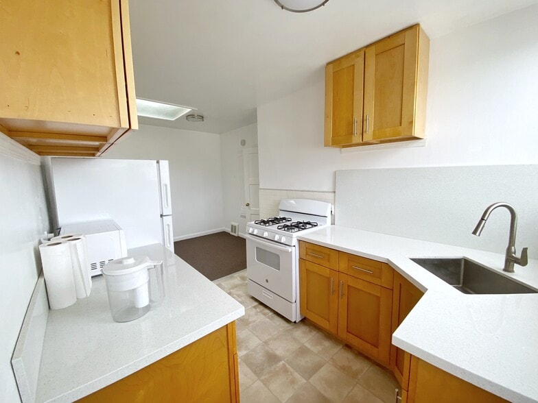 Kitchen with dinning area - 126 Holloway Ave