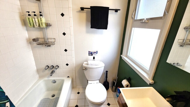 Building Photo - 11315 Roosevelt Way NE