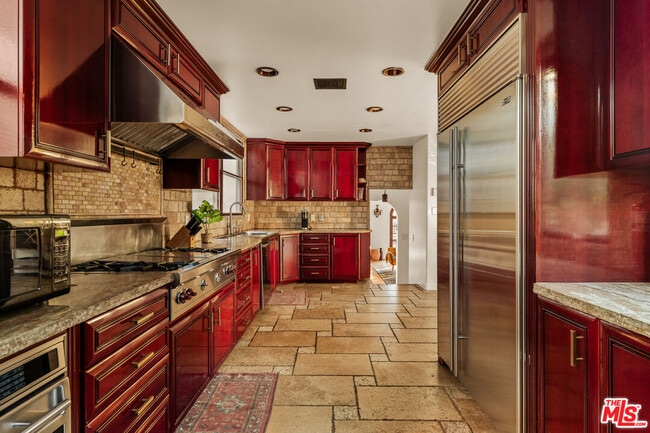 Building Photo - 2002 N Las Palmas Ave