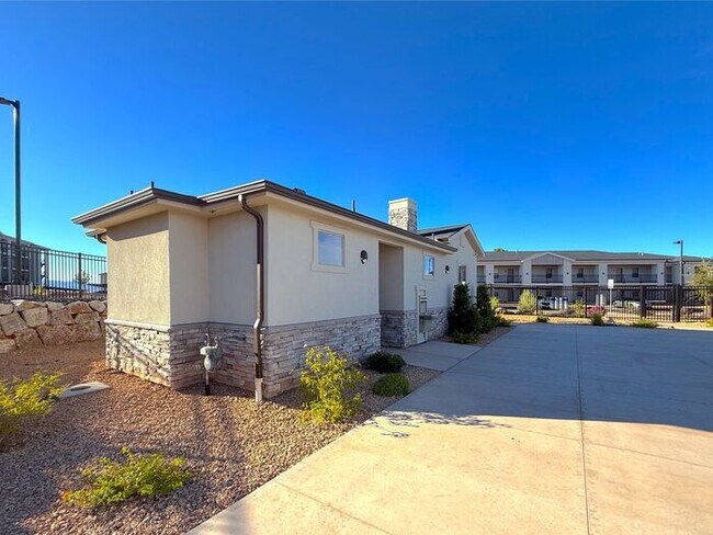 Building Photo - 2 bed, 1 bath Condo