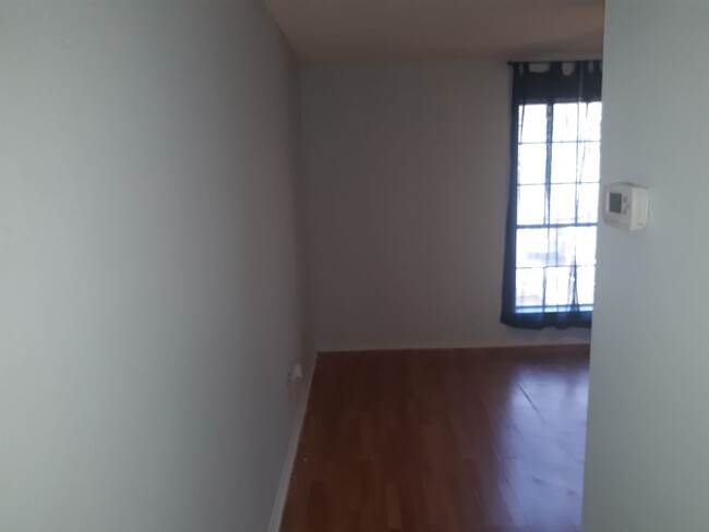 Building Photo - Cute Two Bedroom Two Full Bath Second Floo...