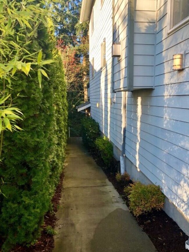 Building Photo - Vaulted Ceilings, Fireplace, LVP Flooring,...