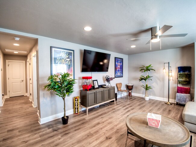 Building Photo - 613 Abadan Dr