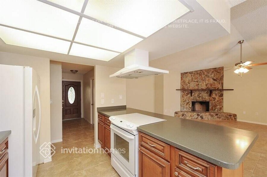 Building Photo - 10840 Peppertree Ln