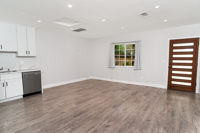 Building Photo - 5904 Tobias Ave