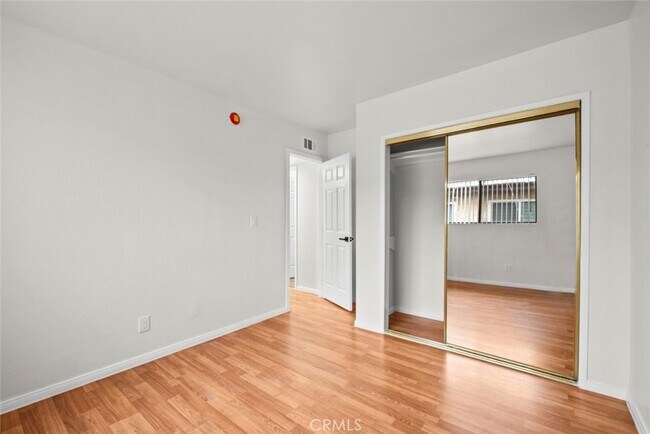 Building Photo - 13861 Vanowen St