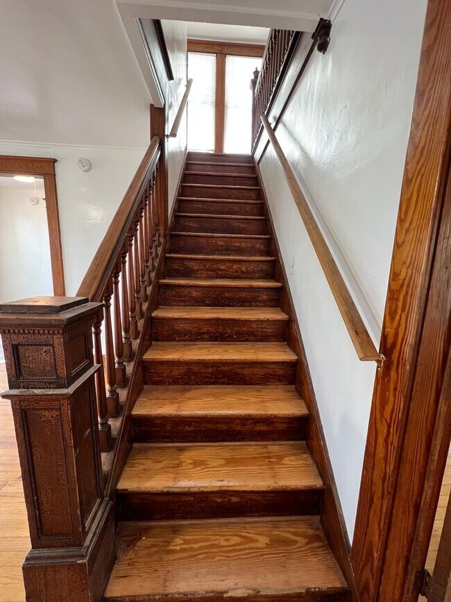 Building Photo - 3 Bed 1 Bath Single Family House 13 Essex St.
