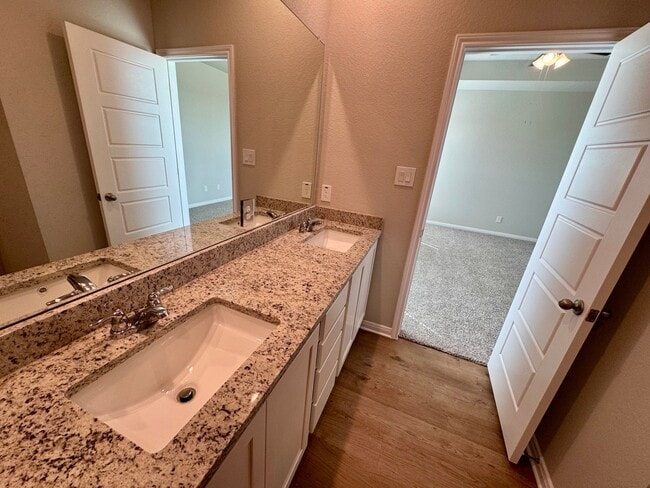 Building Photo - Stunning 4x2.5 Luxury Duplex in Buda, TX!