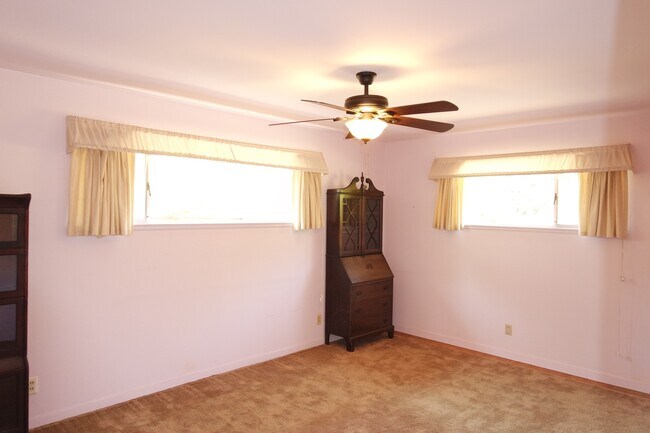 Building Photo - Willow Glen House with Spacious Yard