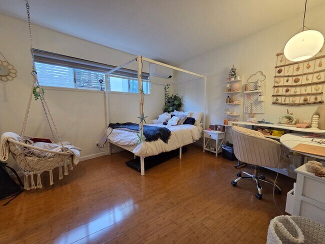 Building Photo - Wonderful Mid Century Home available for lease