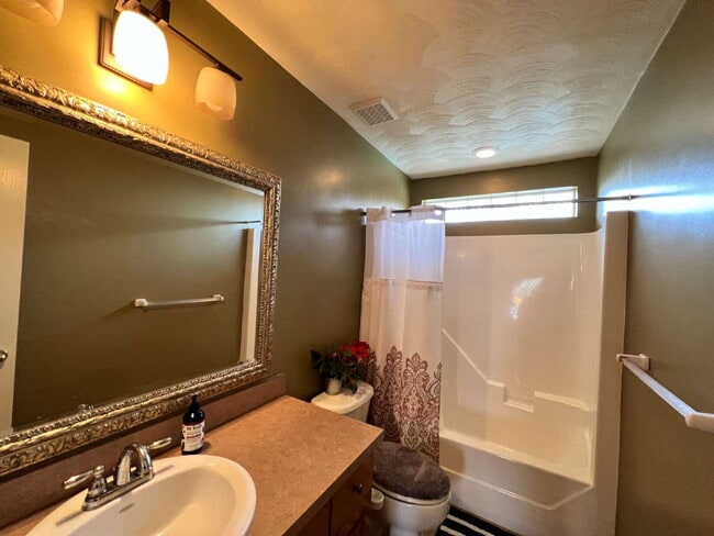 Building Photo - Spacious 4 bedroom home with POOL in sought after neighborhood and schools.