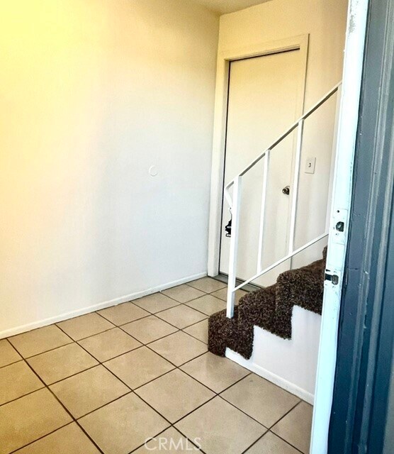Building Photo - 2429 S Ridgewood Dr