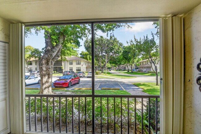 Building Photo - 9810 Pineapple Tree Dr