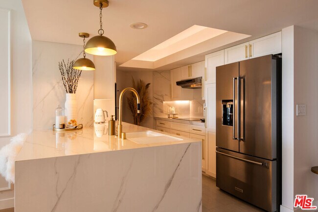 Building Photo - 13700 Marina Pointe Dr